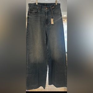 Relaxed wide leg super high waist jeans. 10L